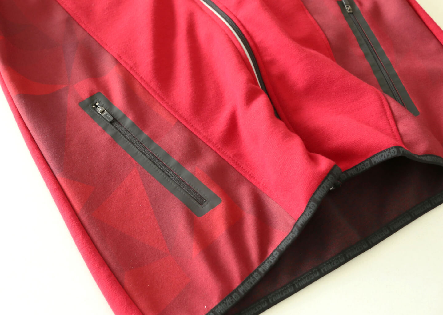 Abertura e aplicação de fecho com acabamento em flex