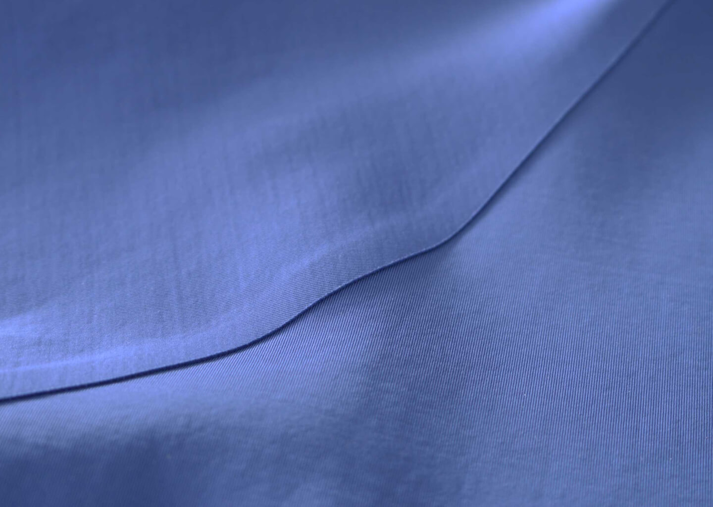 Aplicação de cola em rolo para bainhas e etc